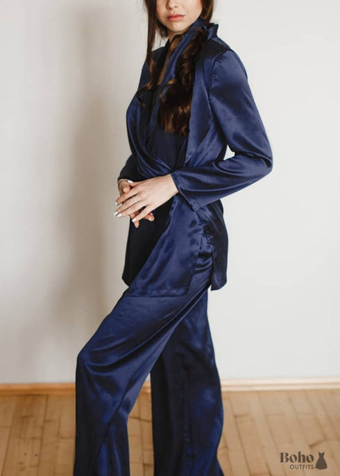 Pijama bohemio de satén Francine en azul marino, marrón y negro.